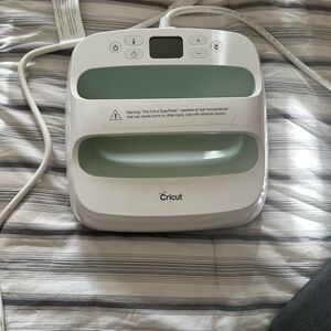 Cricut EasyPress Heat Press - White and Mint
